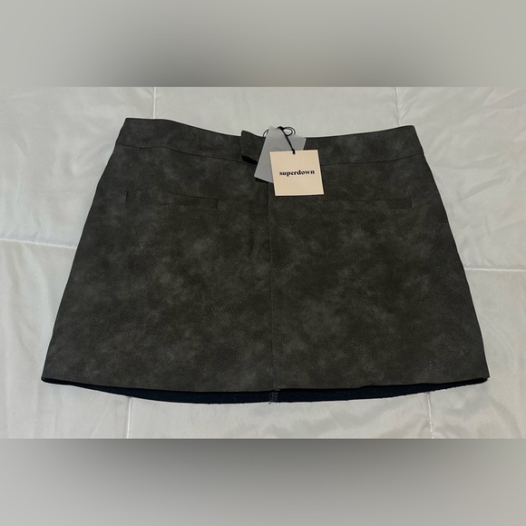 Revolve Superdown Minta Faux Leather Skirt in Distressed Grey Sz Small - Picture 2 of 5